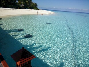 美丽海岛清澈海水景观