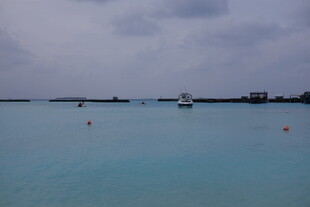 梦幻蓝水间的海岛风光