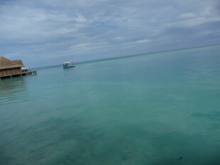 海边小屋与澄澈碧海