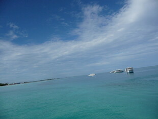 碧海蓝天的美丽海滨风光