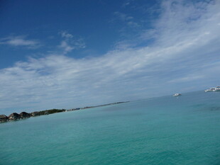 碧海蓝天中的美丽海岸线