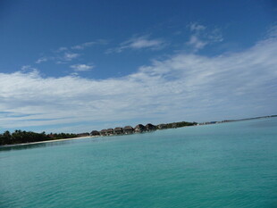 碧海蓝天中的美丽海岸线