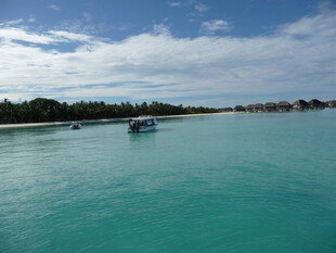 美丽海滨风光 小船静泊