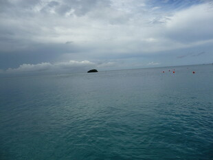 海上孤舟 云下静谧海景