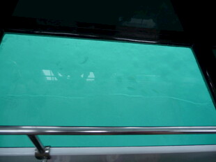 蓝绿色透明玻璃观景台