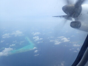 飞机视角下的碧海蓝天