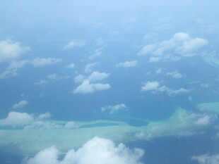 高空俯瞰蔚蓝海洋与云朵