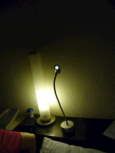 台灯照亮翻开的书本