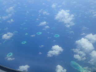 俯瞰蔚蓝海洋中的岛屿