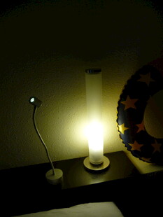 台灯照亮温馨角落