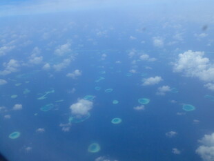 俯瞰蔚蓝海洋中的珊瑚岛