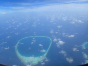 俯瞰美丽环状珊瑚岛
