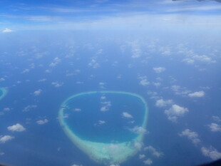 俯瞰美丽环状珊瑚岛