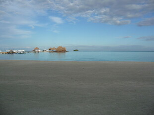 海边风景 广阔沙滩与蓝天