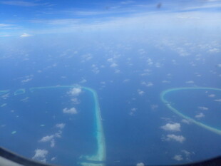 俯瞰海上美丽珊瑚礁