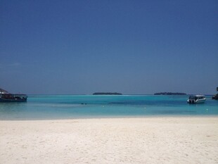 纯净海滩与碧蓝海水美景