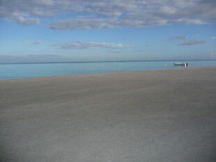 广阔沙滩与蔚蓝大海