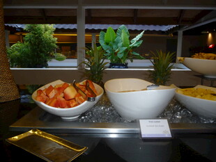 自助餐桌上的多样美食