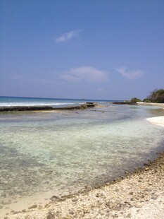清澈海边沙滩美丽景致