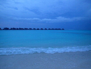 海边暮色下的梦幻蓝水域