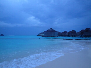 梦幻蓝调海滩夜景