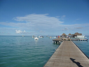 海边木栈道延伸至远方