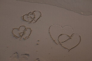 沙滩上的心形图案