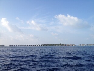 海上长桥与蓝天白云美景