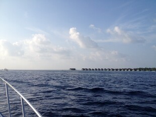 海上风光与远处跨海大桥