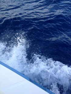 船行海面激起白色浪花