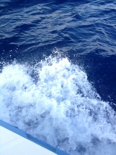 船行海面激起白色浪花