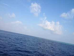 广阔蔚蓝大海与晴空