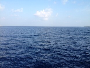 广阔蔚蓝大海的美丽景致