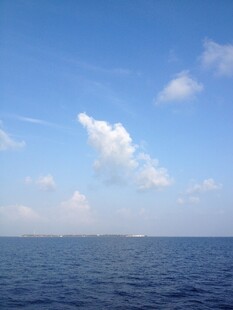 碧海蓝天中的悠然海景