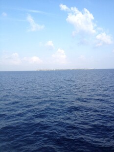 广阔蔚蓝大海与蓝天白云