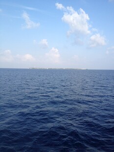 广阔蔚蓝大海与蓝天白云