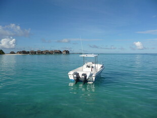 海上小船 碧海蓝天美景