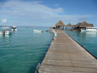 海边栈桥通向水上小屋