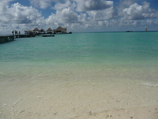 美丽海滩与海上建筑风光