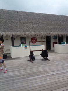 海边木屋前的古老火炮