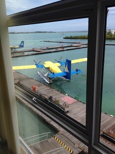 窗外停靠的水陆两用飞机