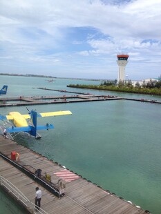 水上飞机停靠在码头