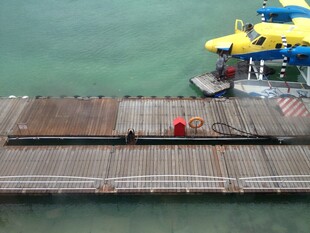 海上木码头与彩色船只