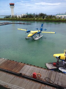 水上飞机停靠在码头边