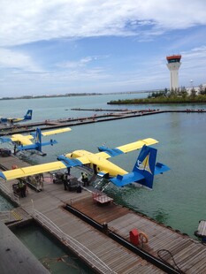 水上飞机停靠在码头边