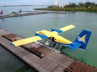 水上飞机停靠在码头