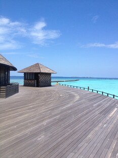 马尔代夫海边木质观景平台