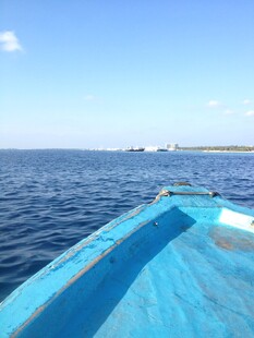 蓝色小船航行于广阔海面