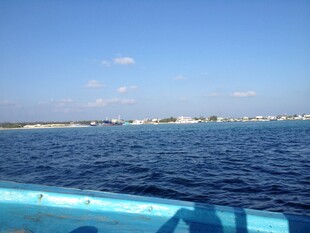 海上乘船视角的美丽风光