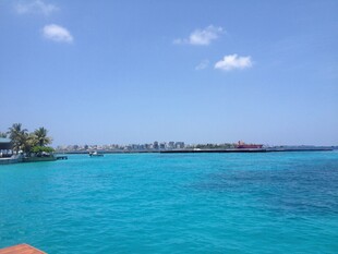 碧蓝海域中的美丽海滨风光